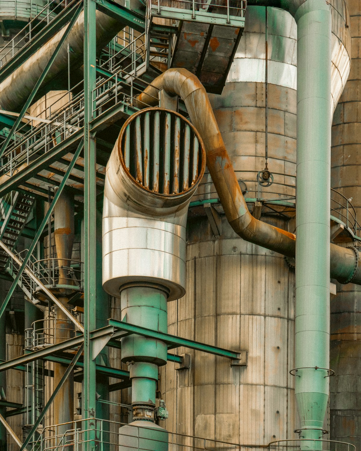 Planta industrial con equipos de monitoreo